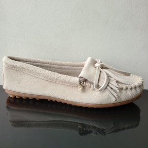 Minnetonka Women's Kilty Hardsole in Stone